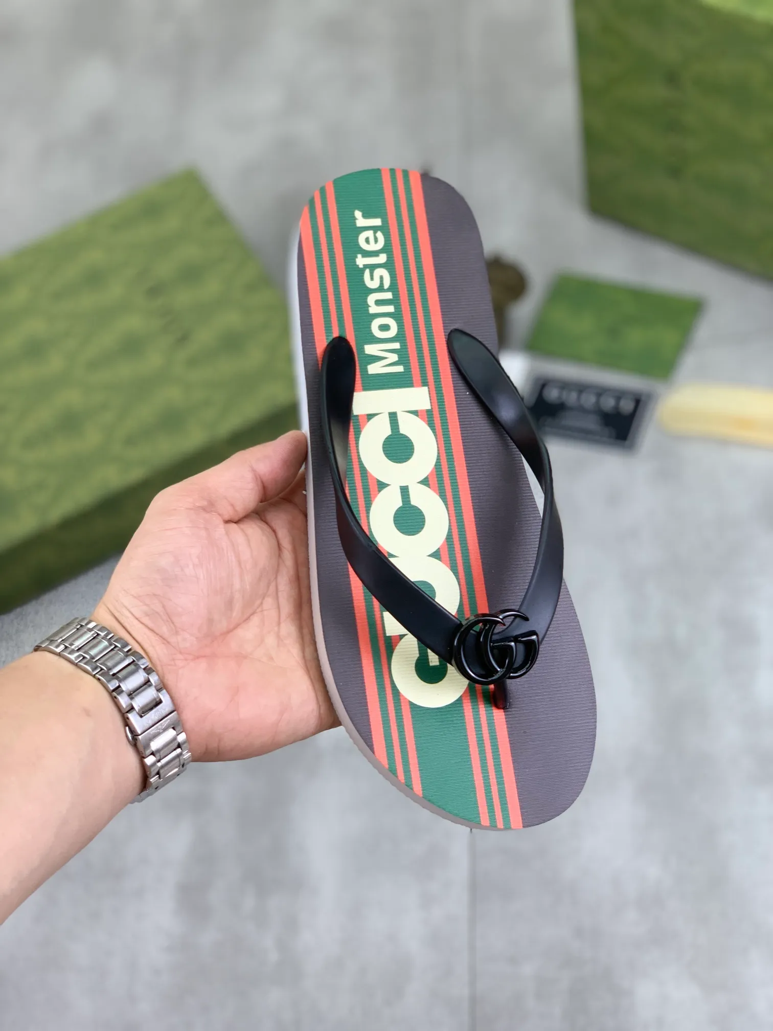 Men's men's shoes 💰P220💰【New style】🆘【GUCCI】Official website's popular Gucci adult couple 🧑‍🤝‍🧑 style, children's flip-flops are on sale at the counter simultaneously! Original fabric imported from Italy. Original bottom provided by the original factory. Size: Adult 36-45. Children’s size: 30-37. Multiple colors available.